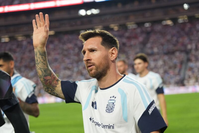 Argentina liderada por Lionel Messi convoca estrela da Premier League para a seleção da Copa do Mundo FIFA de 2026 como substituto do zagueiro lesionado