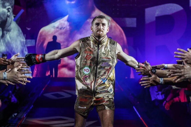“Ouça a multidão” – Jonathan Haggerty usa o silêncio da arena japonesa para avaliar seu domínio absoluto