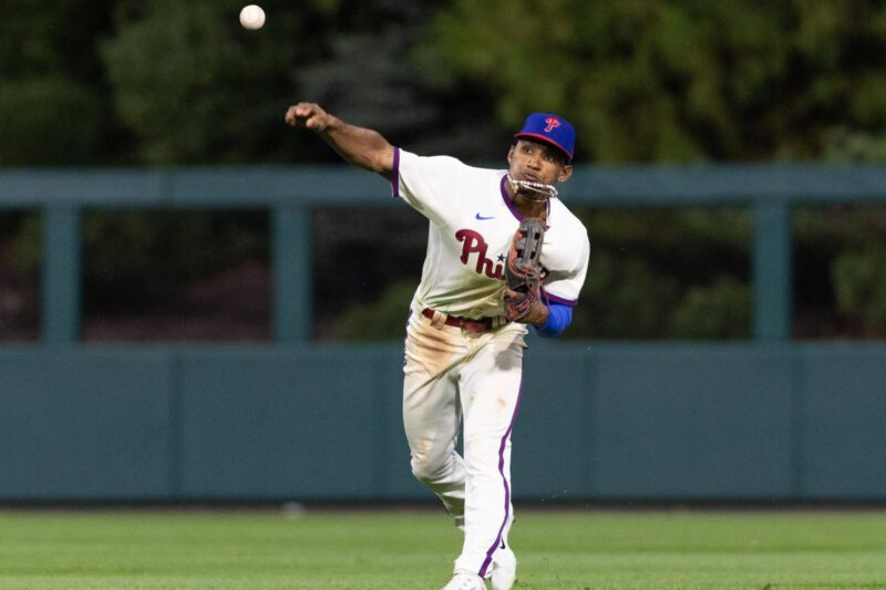 O defensor externo suspenso de Phillies, Johan Rojas, será submetido a uma cirurgia no cotovelo devido a uma lesão na UCL