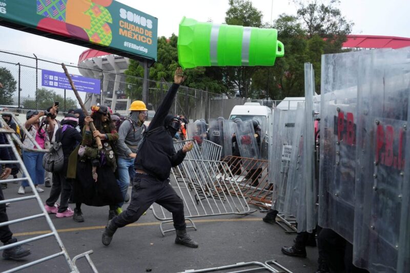 Manifestantes e polícia entram em confronto fora da abertura da Copa do Mundo na Cidade do México