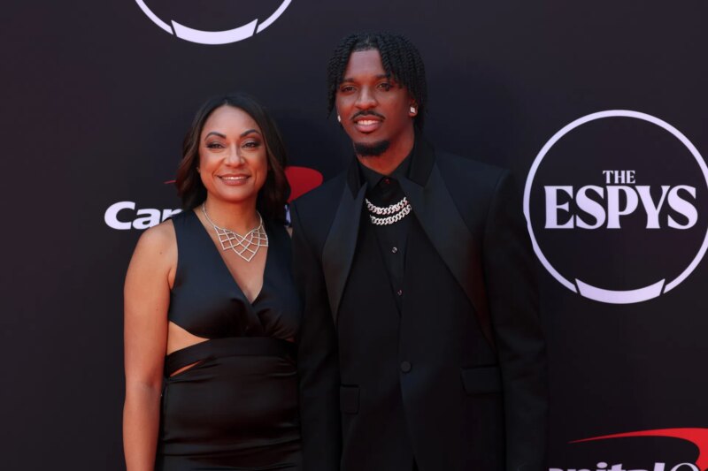 “Ela realmente o pegou na coleira”, “Por que TF ela está aí?”: Os fãs da NFL chamam a mãe de Jayden Daniels, Regina, por ir ao jogo da Copa do Mundo da FIFA com seu filho