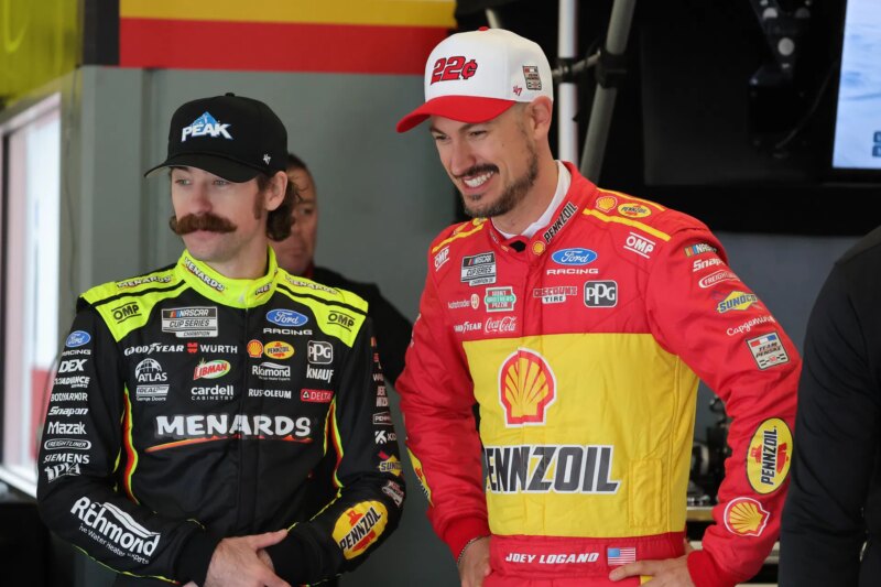 Joey Logano soa alarmado com as dificuldades da equipe enquanto Ryan Blaney estabelece a referência: “Ele é provavelmente o melhor piloto na pista”