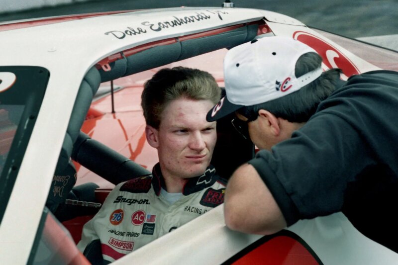 “Eu fiz um monte de merda dirigindo carros de corrida”: Dale Earnhardt Jr. reage a um clipe antigo que ressurgiu de seu tão difamado incidente