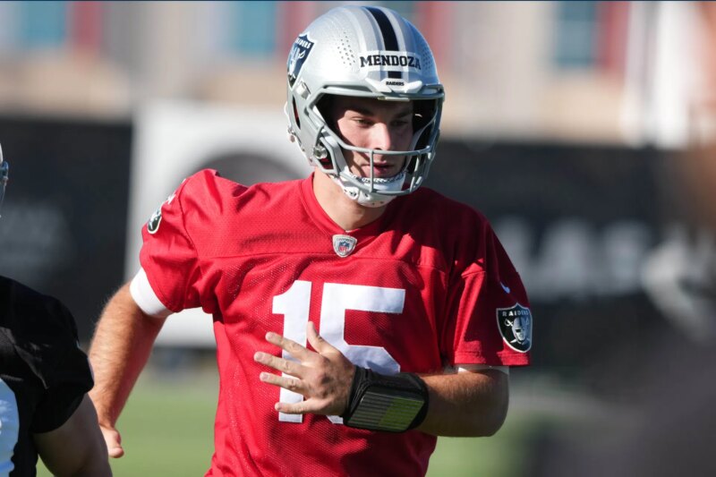 “Não vai durar uma temporada” “Ainda não assinado”: ​​os fãs da NFL reagem ao primeiro visual de Fernando Mendoza com o uniforme dos Raiders