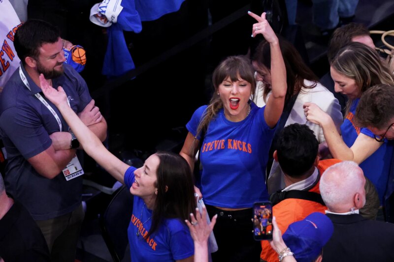 ‘Ela arruinou o dia deles’, ‘Always Lurking Behind’: os fãs explodem quando Taylor Swift quase cruza o caminho de Scooter Braun no jogo dos Knicks