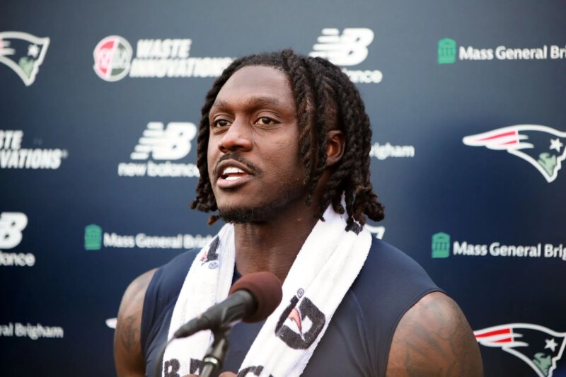 AJ Brown expressa seus sentimentos na sala WR dos Patriots após fazer reclamações sobre o vestiário dos Eagles em 2025