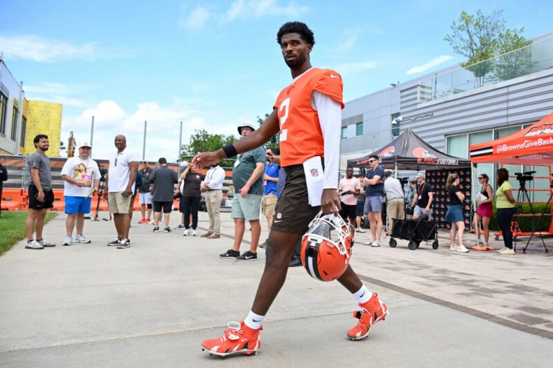 “Um dos clipes mais embaraçosos”: os fãs da NFL rasgam a “visão de elite” de Shedeur Sanders enquanto o Browns QB é interceptado no minicamp