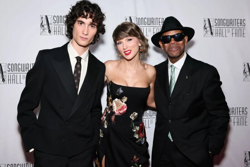 “Ele não precisa de IA”: Taylor Swift elogia Sombr durante o discurso do Songwriters Hall of Fame, prevê que ele superará seu Spotify Wrapped este ano