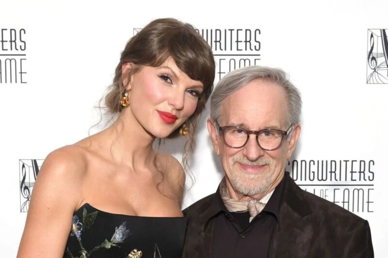 ASSISTIR: A noiva de Travis Kelce, Taylor Swift, recebe ajuda do lendário diretor Steven Spielberg para registrar momento romântico com Chiefs TE
