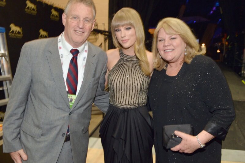 Quem são os pais de Taylor Swift? Cantor luta contra as lágrimas agradecendo à família depois de se tornar o mais jovem membro do Hall da Fama dos Compositores