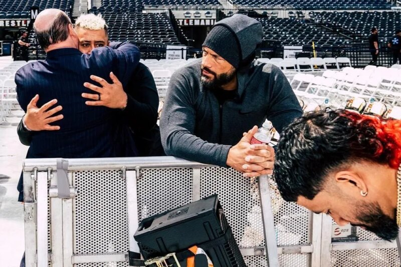 Roman Reigns recebe uma mensagem de duas palavras de um ex-membro da Bloodline após ser solicitado a retornar para a família