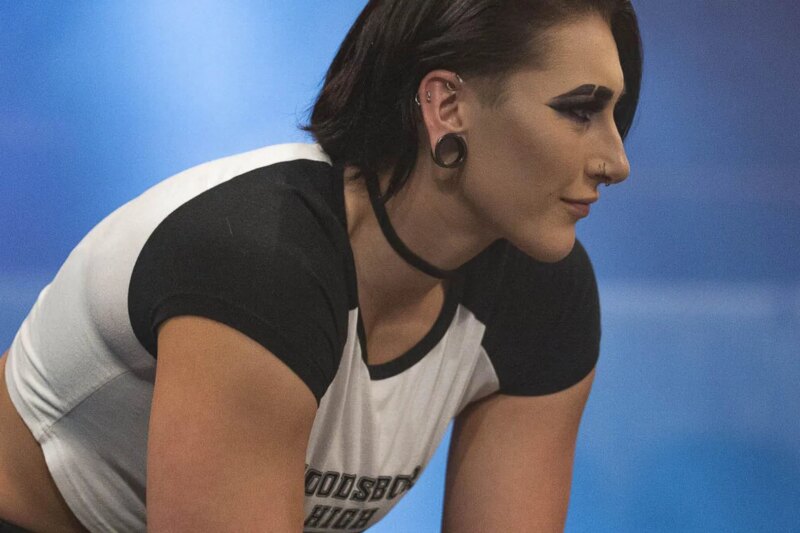 WWE confirma oficialmente a lesão de Rhea Ripley com atualização adicionando negociações sobre o título sendo retirado dela
