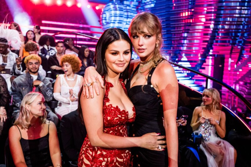 O drama do Knicks Game 4 de Selena Gomez e Taylor Swift explicado enquanto o cantor de “Calm Down” diz “Eu nunca insultaria meus amigos”