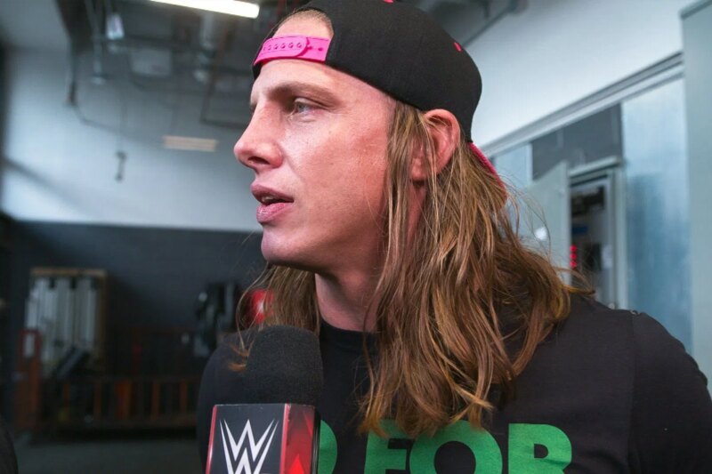 NOVO VISUAL: Matt Riddle, ex-astro da WWE, parece irreconhecível depois de cortar o cabelo
