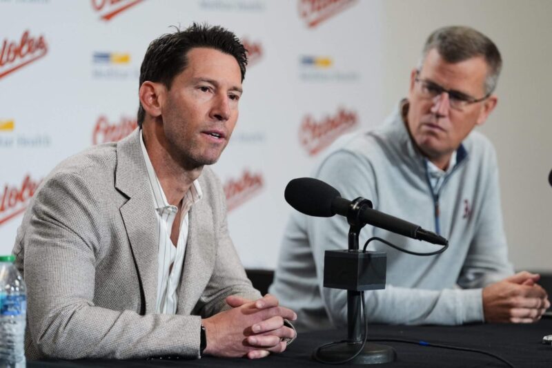 O CEO do Red Sox, Sam Kennedy, chama a temporada de ’embaraçosa’, mas diz que o trabalho de Craig Breslow é seguro