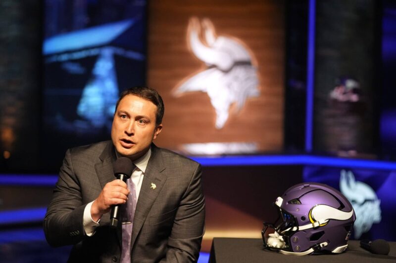 O GM dos Vikings, Nolan Teasley, coloca uma marca na diretoria enquanto 4 funcionários estão prestes a sair
