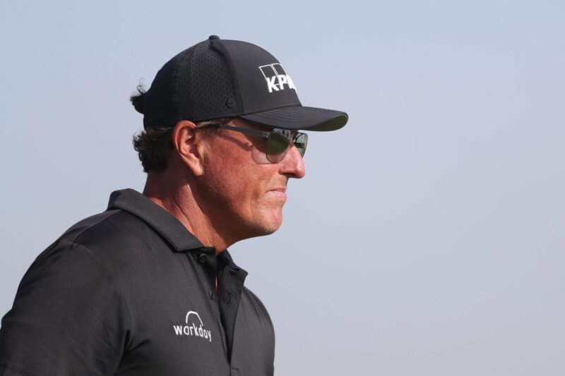Associação ao clube de golfe de Phil Mickelson revogada após suposta má conduta com funcionário