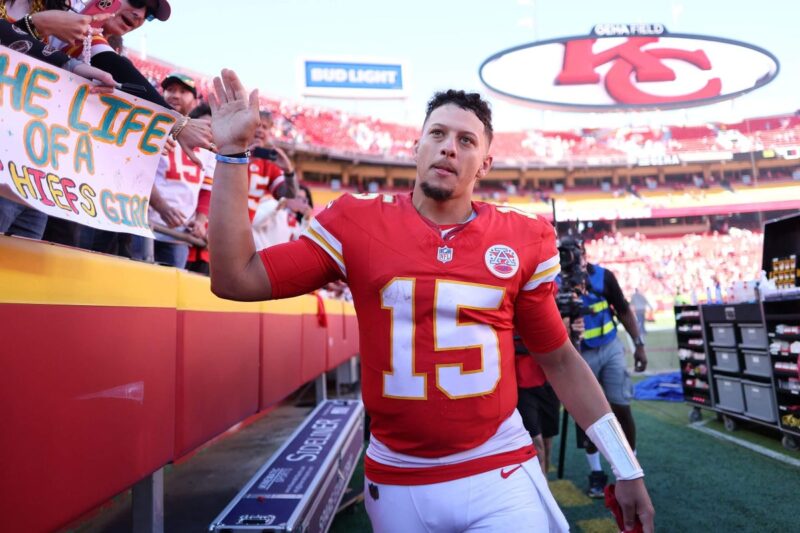 Patrick Mahomes e Chiefs concordam em registrar extensão de contrato superior a US$ 500 milhões