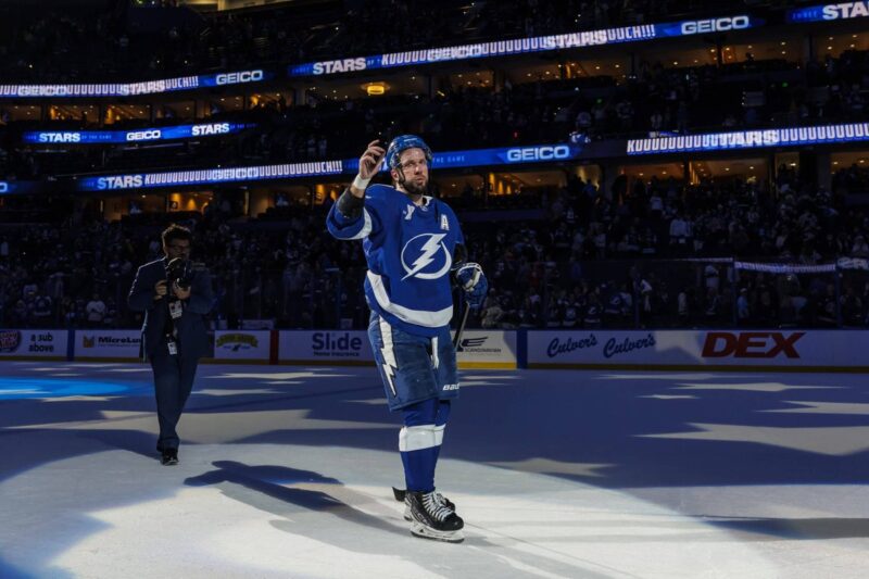 Nikita Kucherov, do Lightning, ganha o segundo Hart Trophy como MVP da NHL
