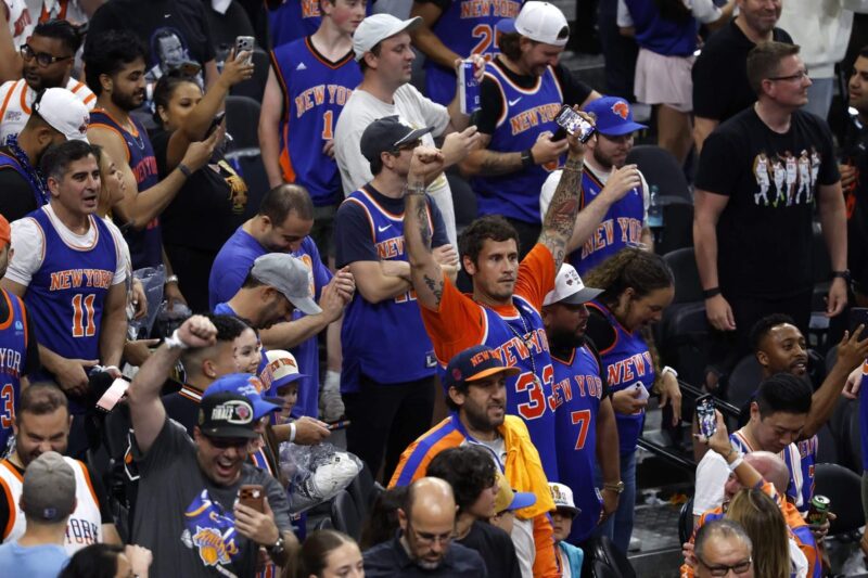 O que os fãs dos Knicks que dominam as arenas realmente dizem sobre a experiência esportiva moderna