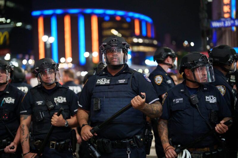 Prisão 15 do NYPD, pessoas parecem jogar ovos em Victor Wembanyama após o jogo 4