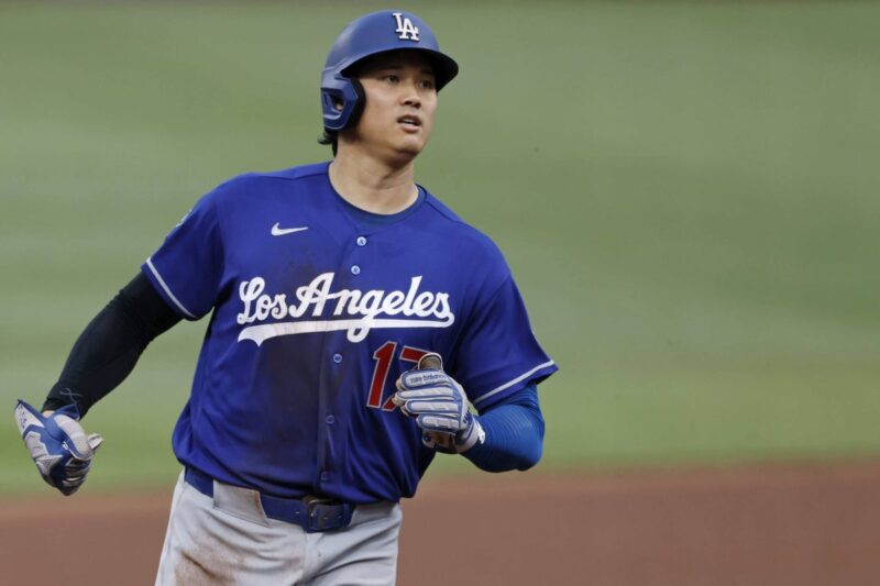 Shohei Ohtani fora da escalação dos Dodgers devido a um problema no joelho