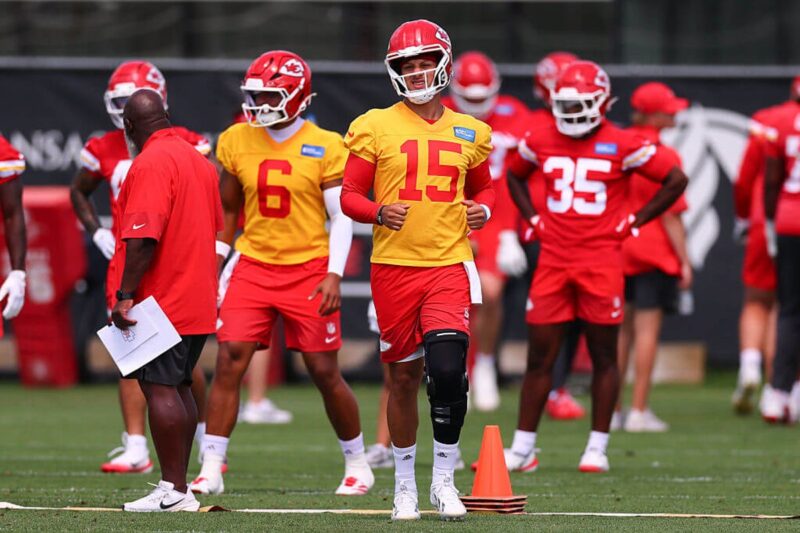 Patrick Mahomes é novamente o quarterback mais bem pago da liga
