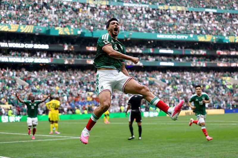 Cerveja e sombreros chovem enquanto a Copa do Mundo do México decola