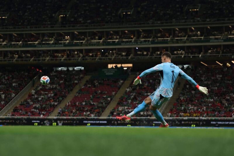 Por que havia tantos lugares vazios em uma partida da Copa do Mundo que supostamente estava quase esgotada?