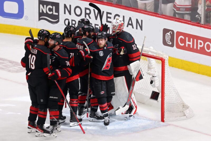 Canes se aproxima da Stanley Cup, a lista comercial de Dylan Larkin se expande e mais drama da NHL