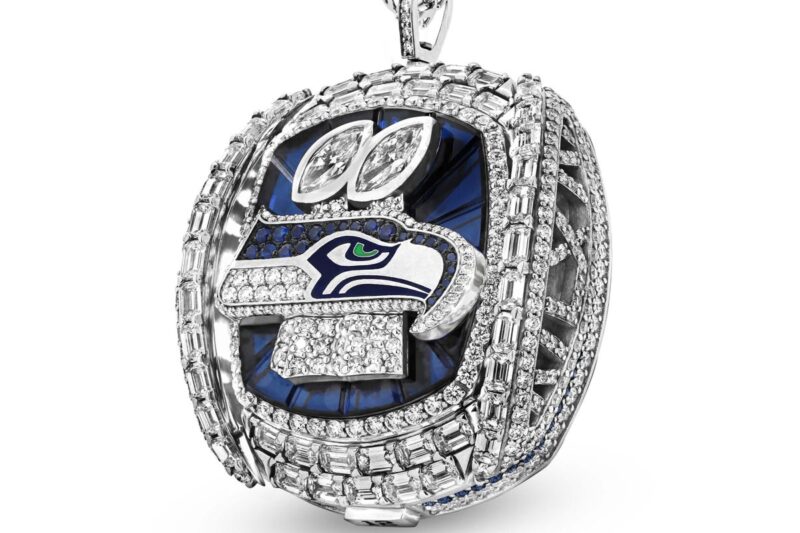 Seahawks revelam anéis do Super Bowl 60, que incluem ‘botão especial’