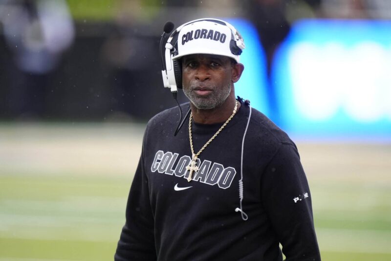 Auditoria do Colorado revela que Deion Sanders foi pago em excesso pela aparição no Alamo Bowl