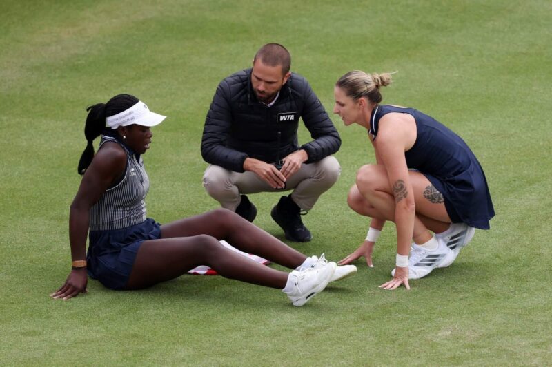 Victoria Mboko desiste das duplas do Queen com Serena Williams após uma lesão no joelho esquerdo