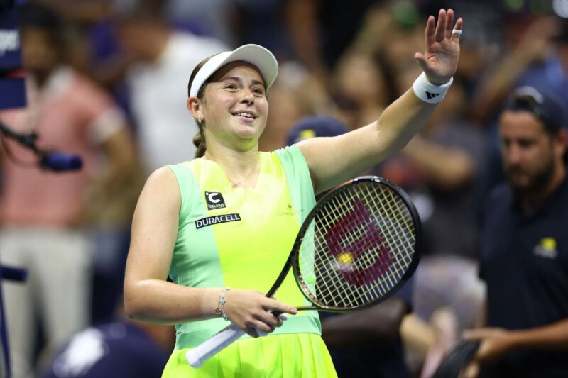 FOTOS: Jelena Ostapenko posa em biquíni cinza prateado enquanto encerra férias relaxantes em Mykonos