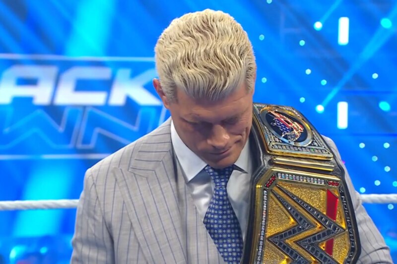 O “melhor amigo” de Cody Rhodes dá um tapa na cara dele e quase cai no choro no WWE SmackDown