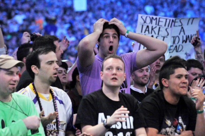A multidão da WWE enlouquece depois que uma estrela inesperada vence de forma repentina e dominante