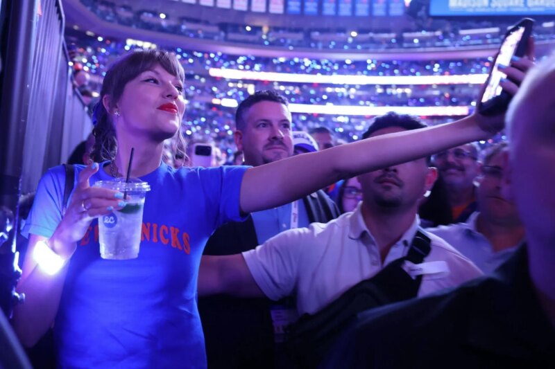 “Vestido como uma criança” “Caçador de influência discreto”: os fãs da NFL reagem quando Taylor Swift é vista com Tate McRae e Hailey Bieber após a vitória dos Knicks