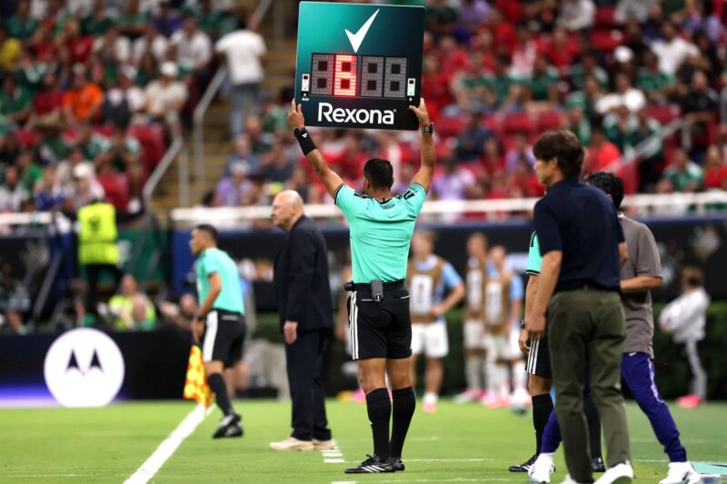 Por que tantos assentos ficaram vazios durante a partida da Copa do Mundo da FIFA entre a Coreia do Sul e a República Tcheca?
