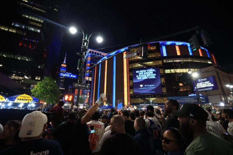Ataque fora do MSG após o jogo 4 das finais da NBA coloca adolescente em coma